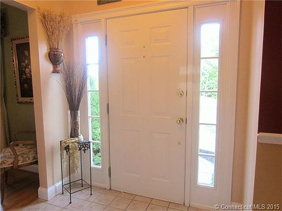 4th image of 19 Tarragon Dr