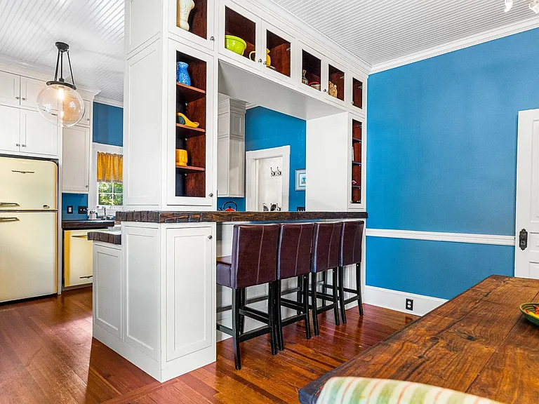 Kitchen breakfast bar.