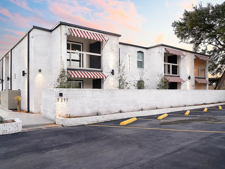 9511 Contessa Dr #8 — Photo 3