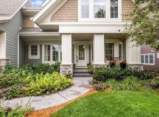 570 Lakeridge Dr, Shoreview, MN 55126