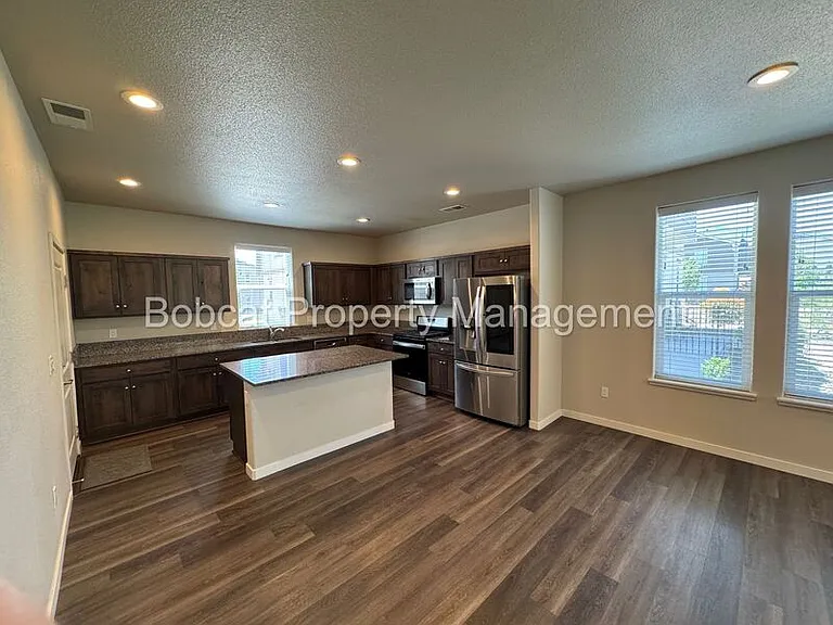 914 Garden Ct — Photo 3