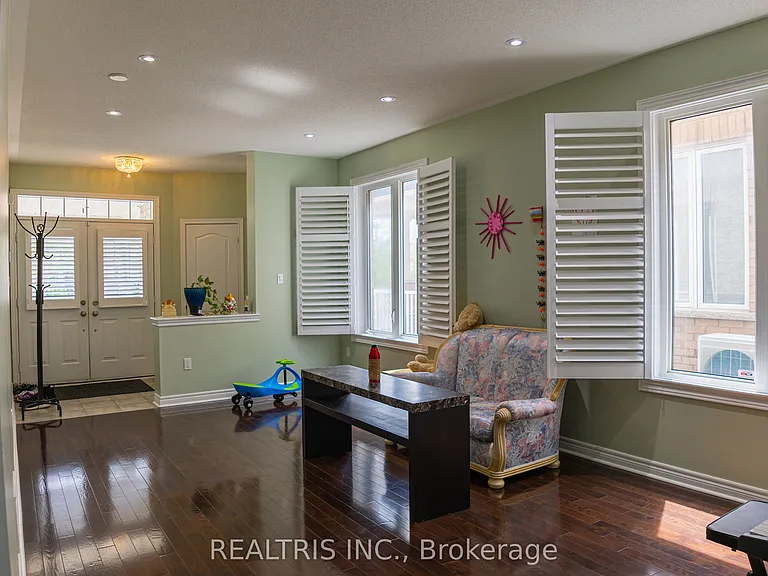 7 Mantle Ave — Photo 7