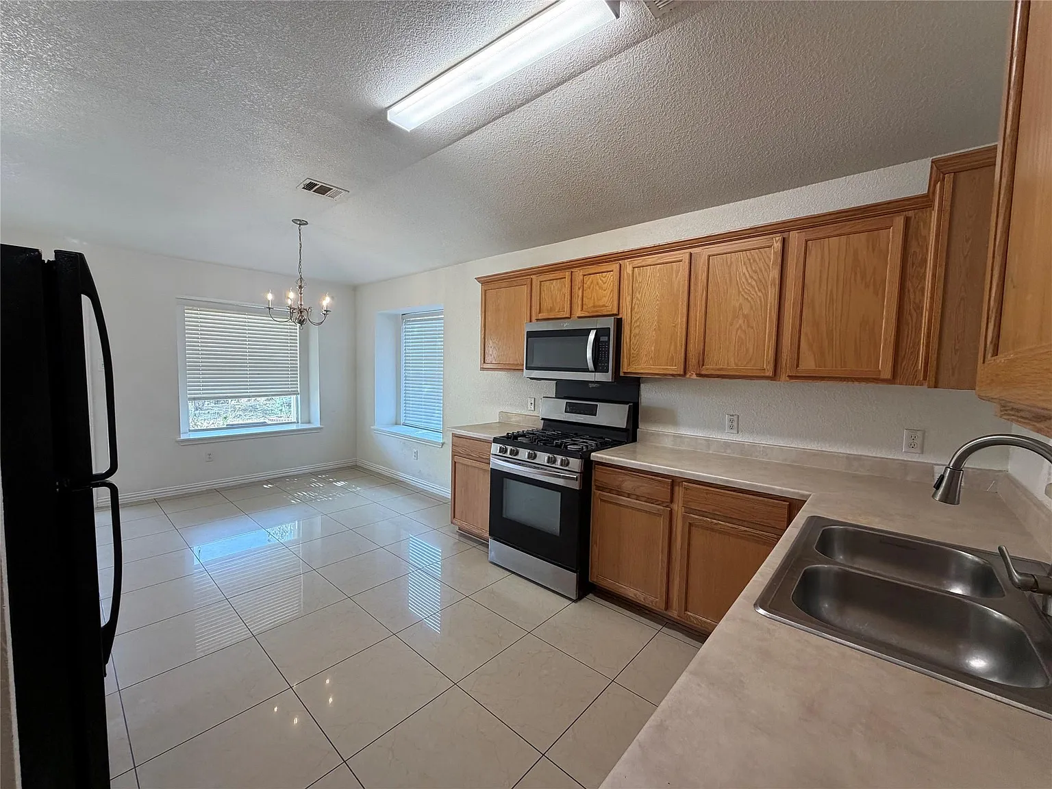 3 bed, 2.0 bath, 1355 sqft, $2,000 — Photo 4