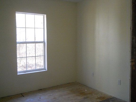 4th image of 107 Solomon St