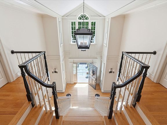 5th image of 205 Pleasant St