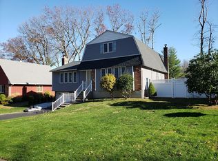 19 Dorothy Ln, Kings Park, NY 11754