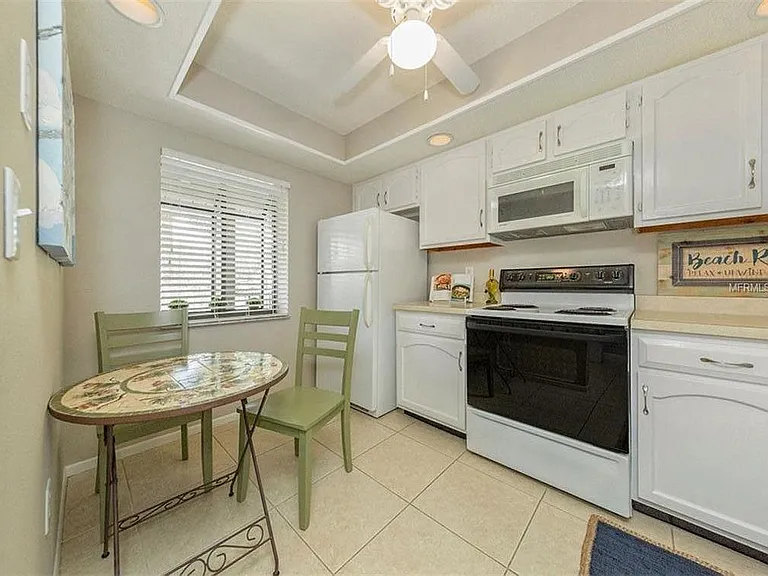 360 Three Lakes Ln #J — Photo 10