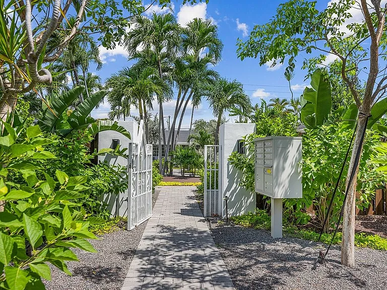 2021 Plunkett St Hollywood, FL 33020 — Photo 4