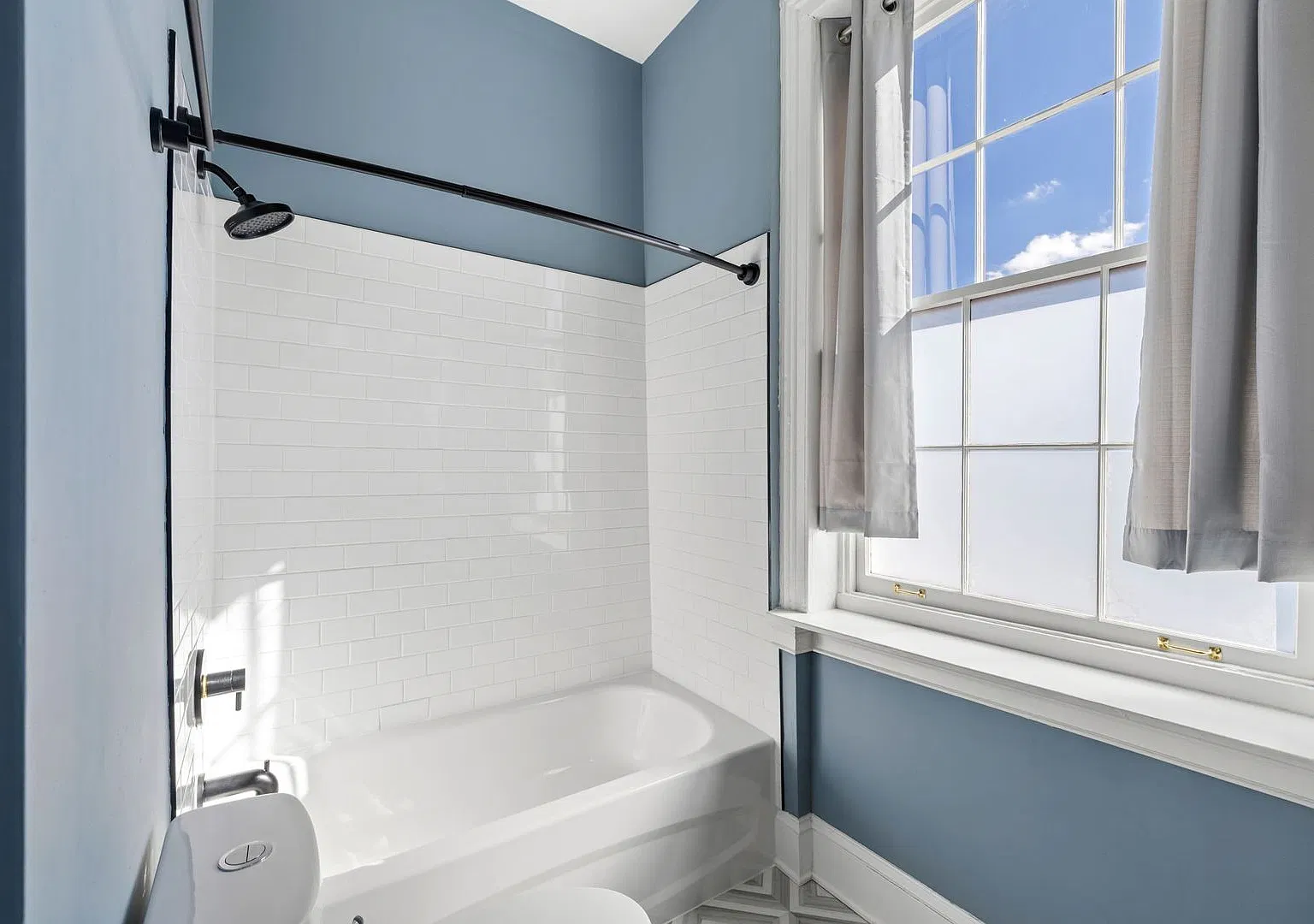 Charming 2 Bed 1 Bath Apartment in Downtown Fredericksburg — Photo 4