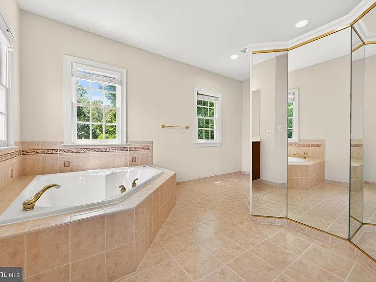 9860 Palace Green Way — Photo 33