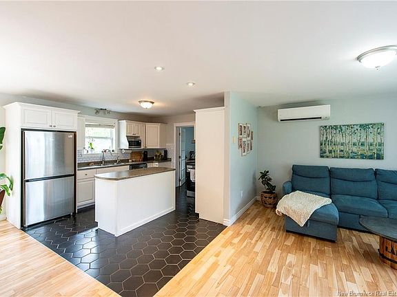 4th image of 10 Queensbury Dr