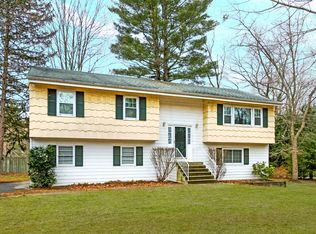 41 Red Oak Ln, Mount Kisco, NY 10549