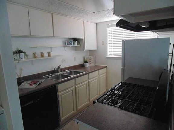 4th image of 407 W 38th St APT 205