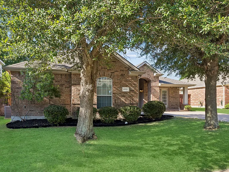 1552 Sleepy Hollow Dr — Photo 2