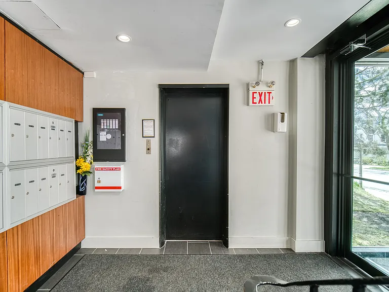 1545 Oxford St — Photo 9
