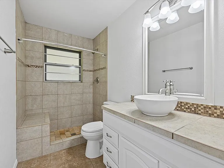1224 S Broadway St — Photo 17