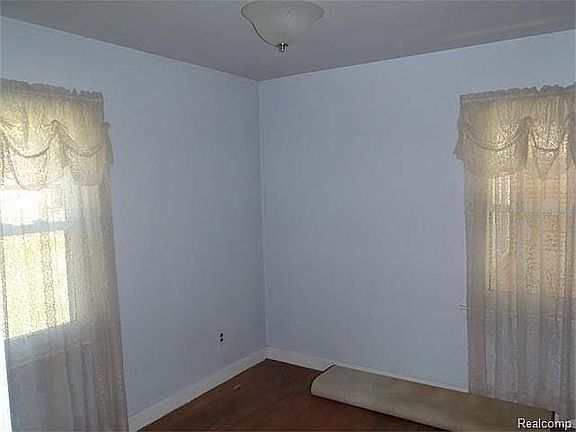 4th image of 14850 Regina Ave