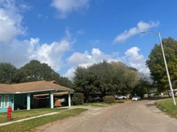 Exterior Neighborhood (street photo)