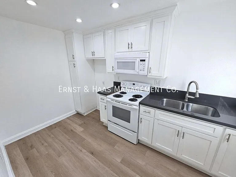 1527 Junipero Ave #15 — Photo 3
