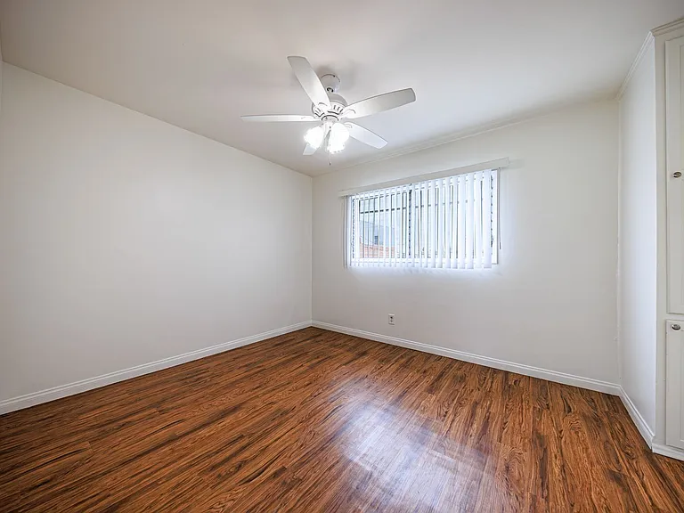 650 W Wilson Ave — Photo 31