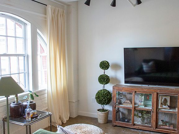 5th image of 305 6th St #210