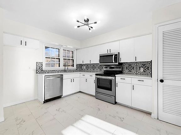 4th image of 3528 NE 47th St