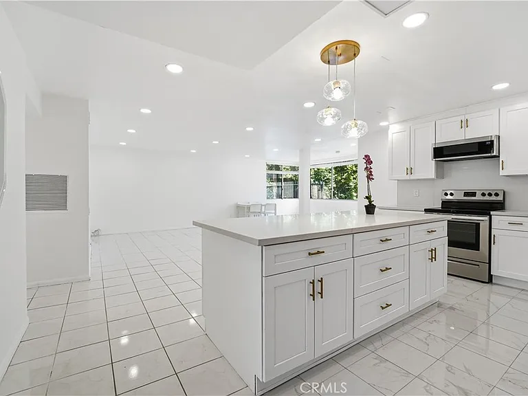 5301 Balboa Blvd #F7 — Photo 1