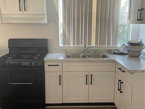 4th image of 14758 Magnolia Blvd #102