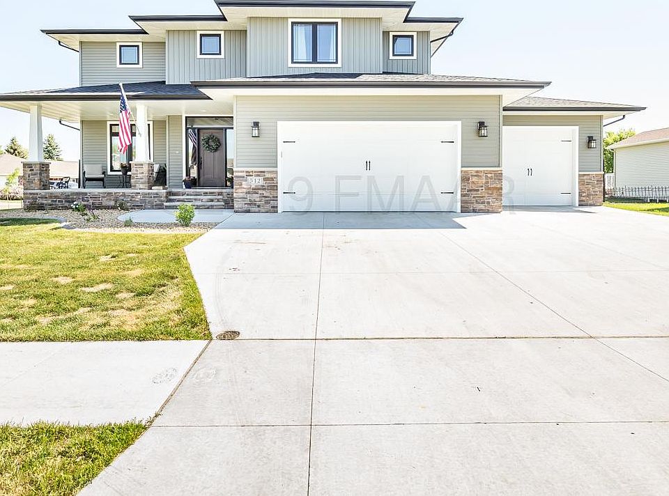 1st image of 512 11th Ave N