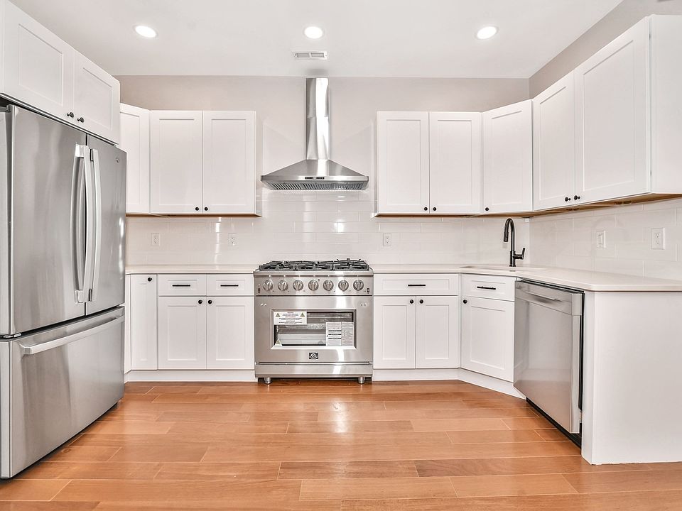 1st image of 168 Ruthven St #2