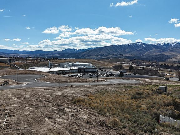 3rd image of 25 Falcon Ridge Dr