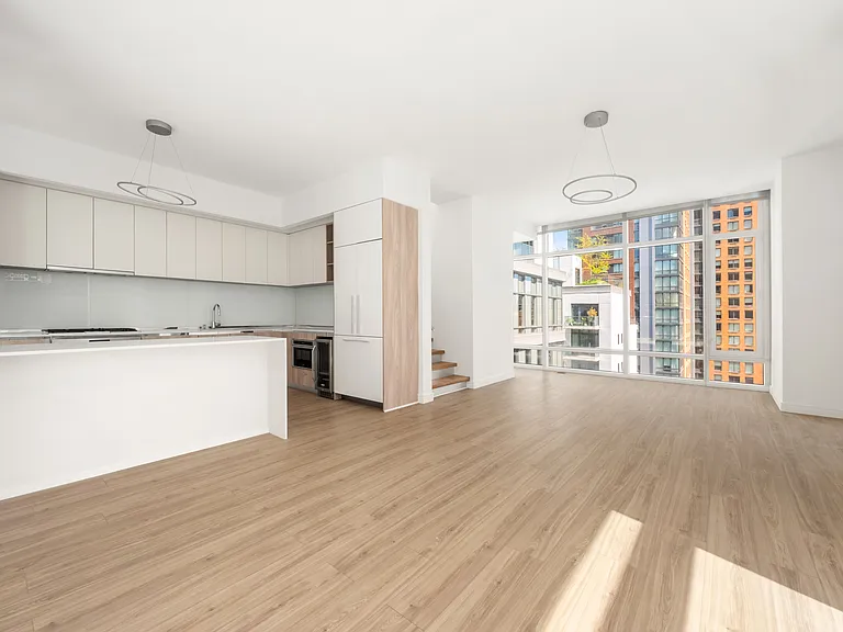 555 W 43rd St #PENTHOUSE — Photo 3