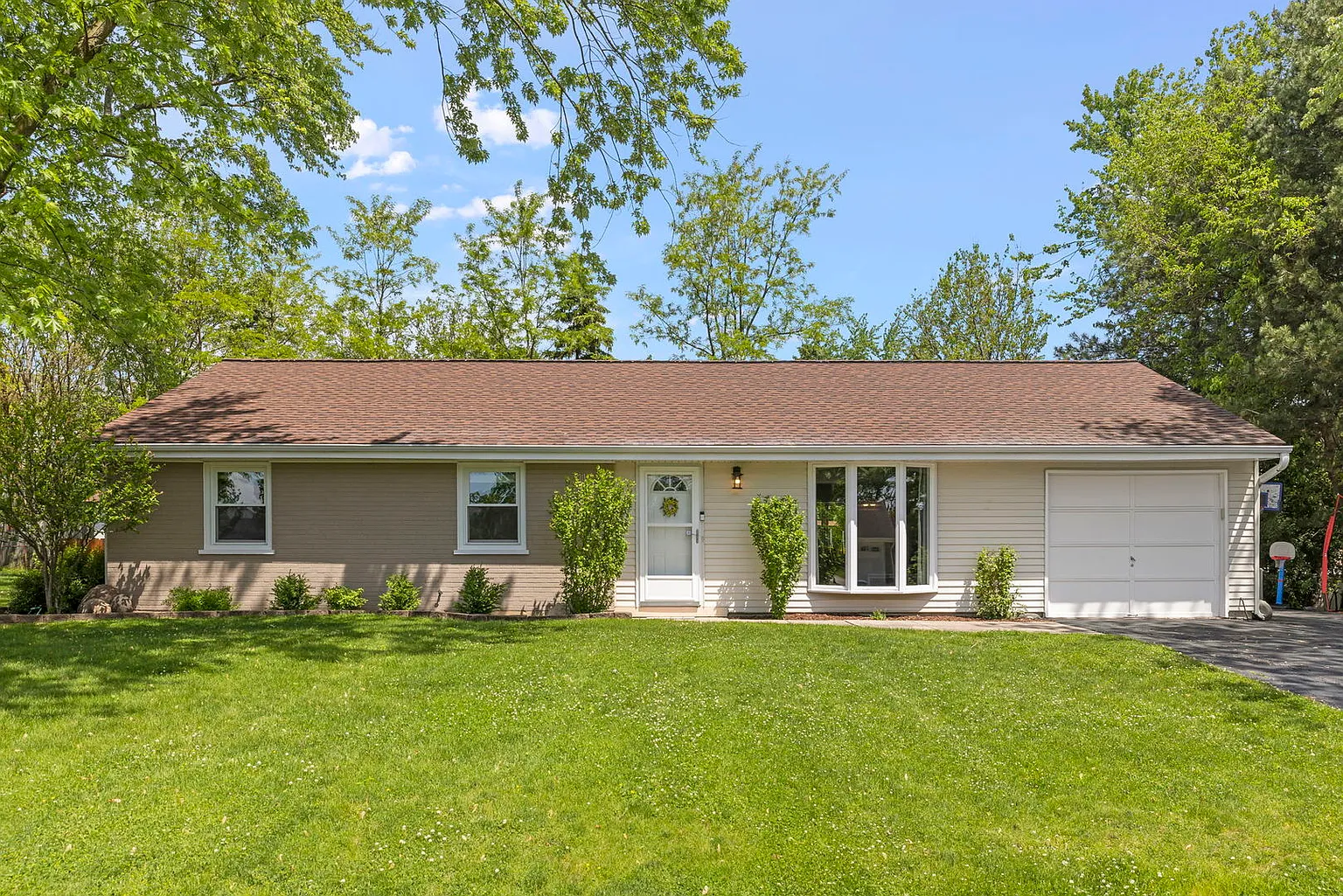 1002 Juniper Ln photo 1
