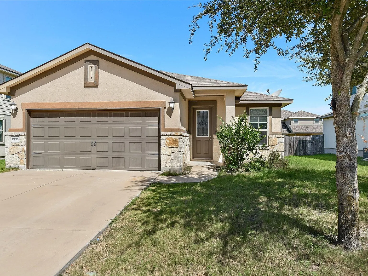 3 bed, 2.0 bath, 1699 sqft, $2,095 — Photo 1