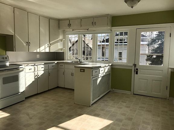 3rd image of 600 Crescent St NE #B
