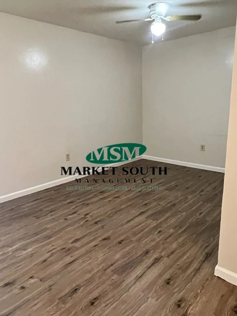 ** Convenient Location ** — Photo 4