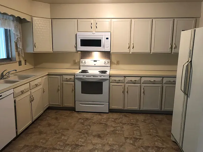 225 S Locust St — Photo 3