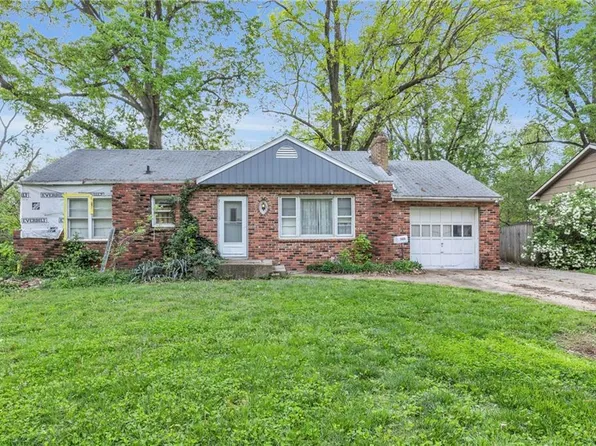 7626 Hardy St, Overland Park, KS 66204