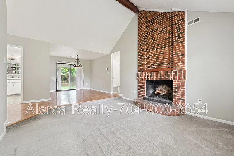 3 bed, 1270 sqft, $1,950 — Photo 4