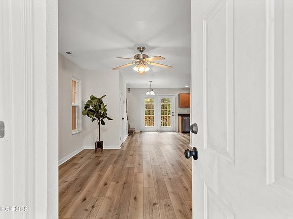 3rd image of 814 Blue Spruce Way