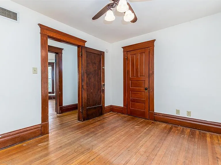 910 University Ave — Photo 32