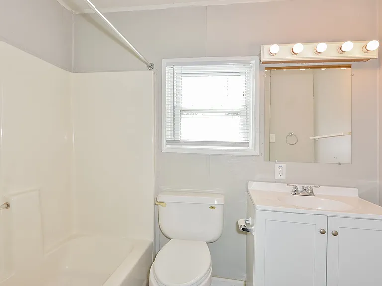 417926_026_main_bathroom_13458445.jpg