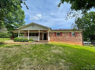 3559 Redcliff Dr, Lenoir, NC 28645