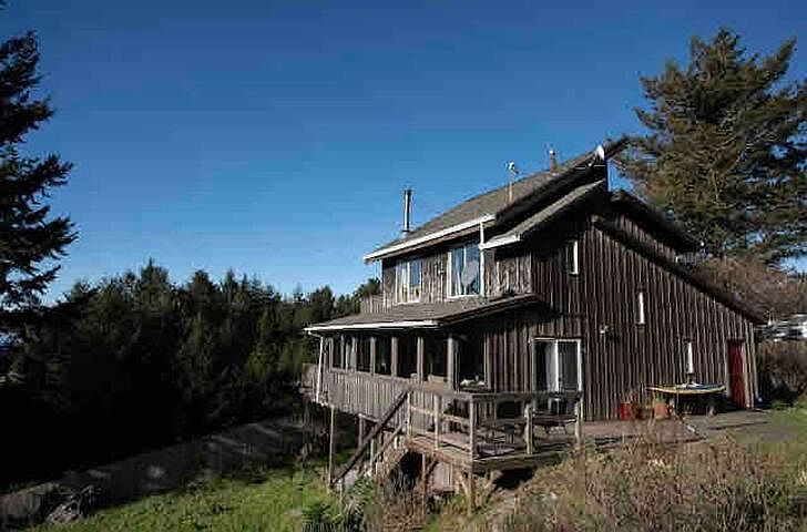 The last house on the road of only 3 homes. Very Private, but only minutes from Shelter Cove