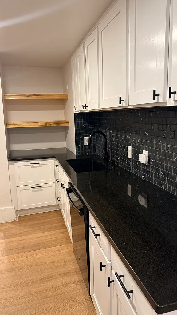 Spacious Renovated Condo 2 Bedroom / 2 Bath / Gated Parking with Laundry — Photo 3