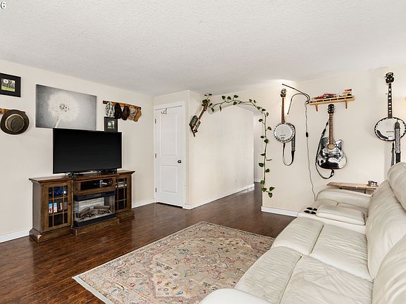 5th image of 147 E 8th St
