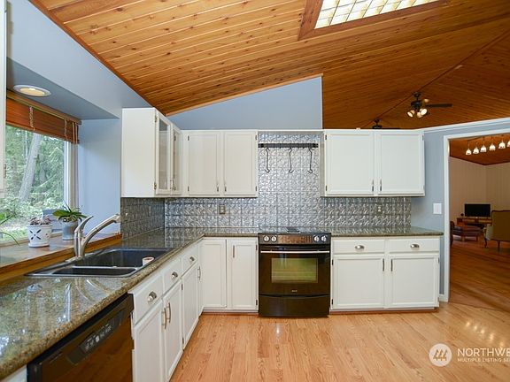 4th image of 1655 Lake Drive
