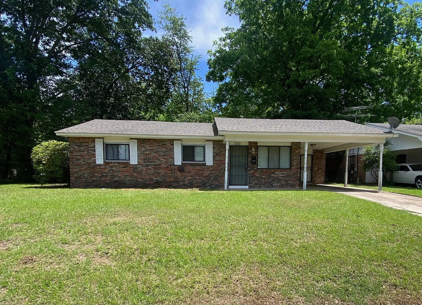3 bed, 1.0 bath, $875 — Photo 1