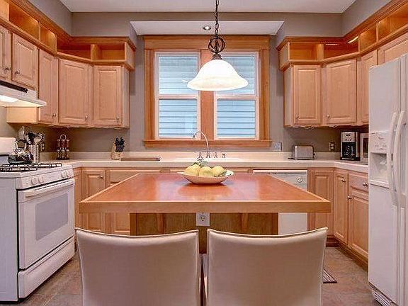 Breakfast Bar in Kitchen