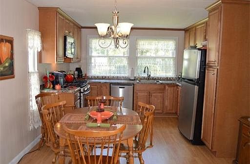 5th image of 14 Bayberry Ln